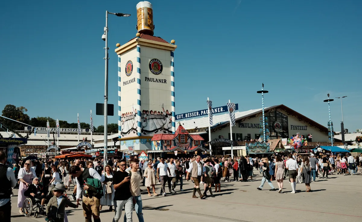 Hàng nghìn người tham dự lễ hội bia Oktoberfest lớn nhất thế giới - Ảnh 2.