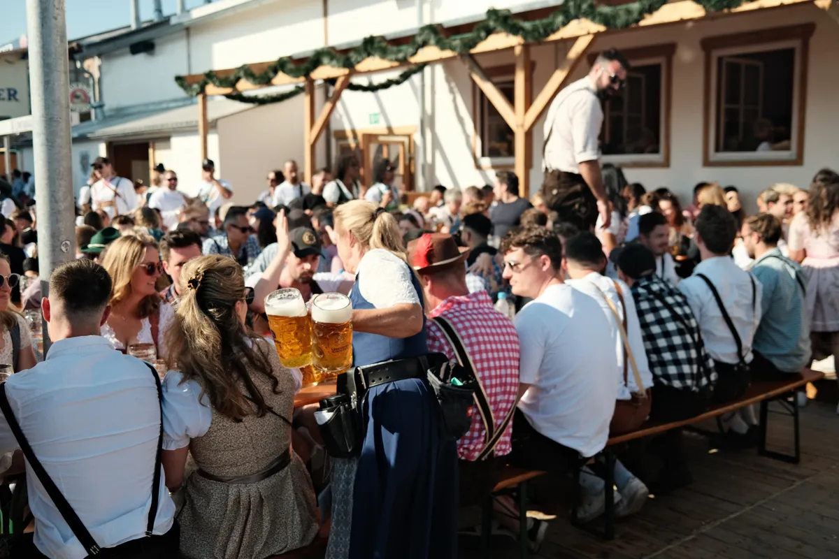 Hàng nghìn người tham dự lễ hội bia Oktoberfest lớn nhất thế giới - Ảnh 5.