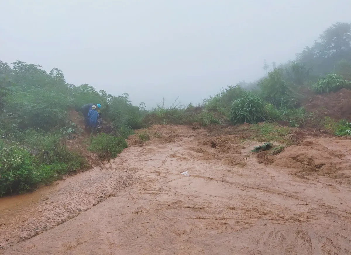 Kon Tum: Sạt lở tại nhiều điểm trên địa bàn do mưa lớn kéo dài - Ảnh 2.