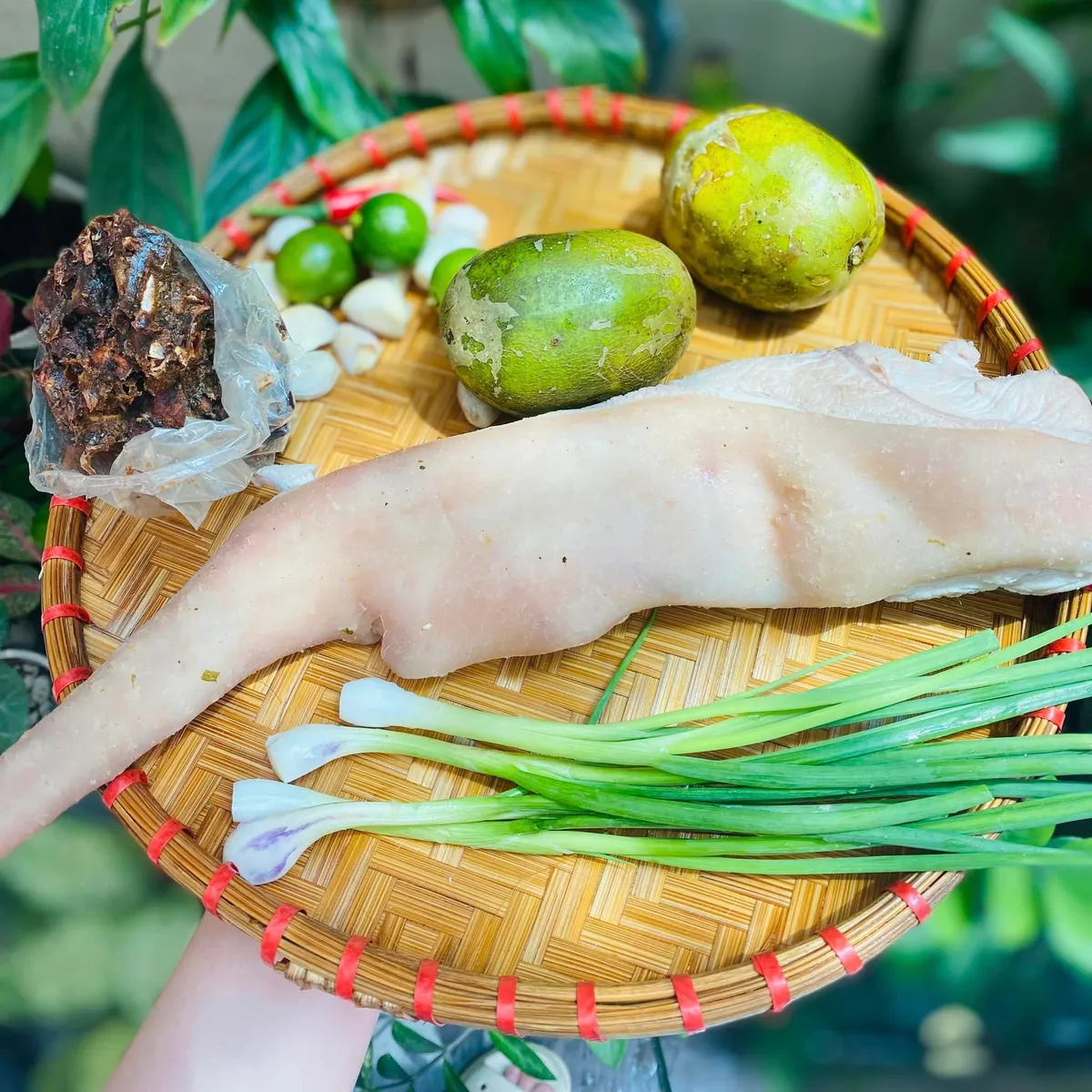 C&aacute;ch l&agrave;m đu&ocirc;i heo chi&ecirc;n gi&ograve;n cho bữa ăn gia đ&igrave;nh - Ảnh 1.