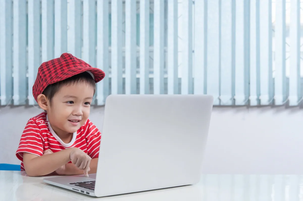 Tạm biệt nỗi lo về &aacute;nh s&aacute;ng xanh, bảo vệ mắt con s&aacute;ng khỏe - Ảnh 1.