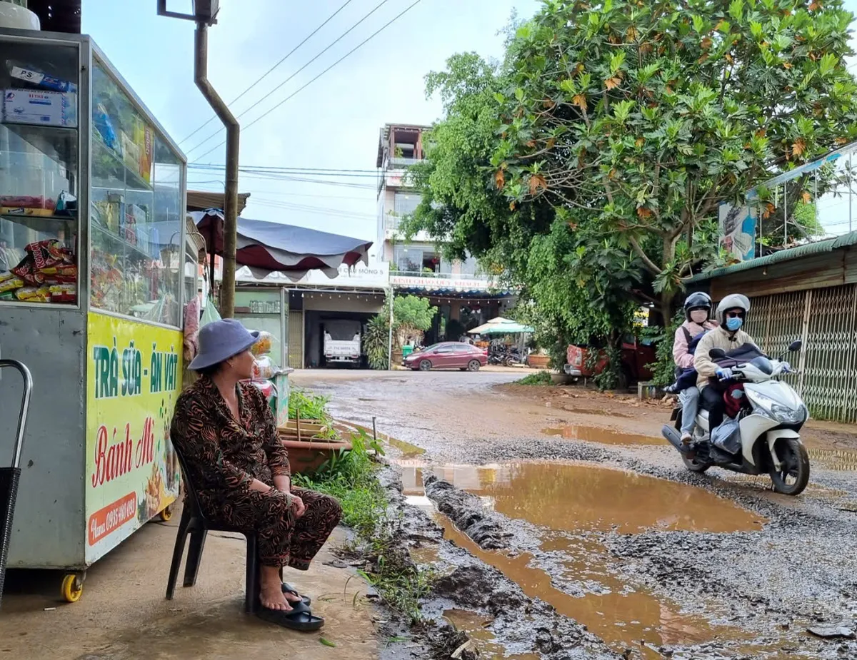 Đắk Lắk: Đường hư hỏng nặng, cuộc sống người dân bị đảo lộn - Ảnh 2.