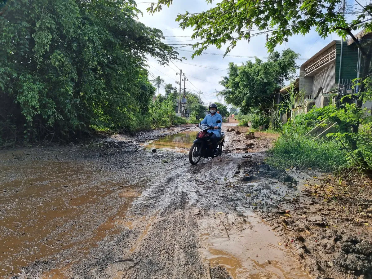 Đắk Lắk: Đường hư hỏng nặng, cuộc sống người dân bị đảo lộn - Ảnh 1.