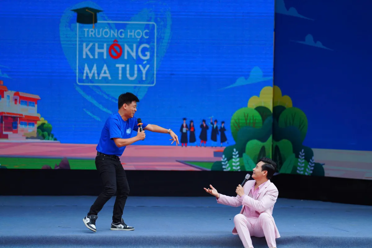 Nghệ sỹ Trung ruồi dụ dỗ MC Hồng Phúc trong gameshow Trường học không ma túy mùa 2 - Ảnh 1.