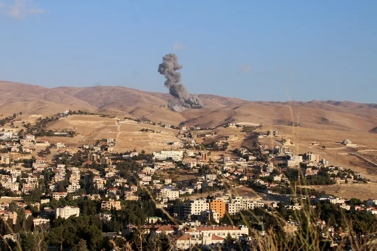 Israel không kích Hezbollah tại Lebanon khiến 500 người thiệt mạng - Ảnh 1.