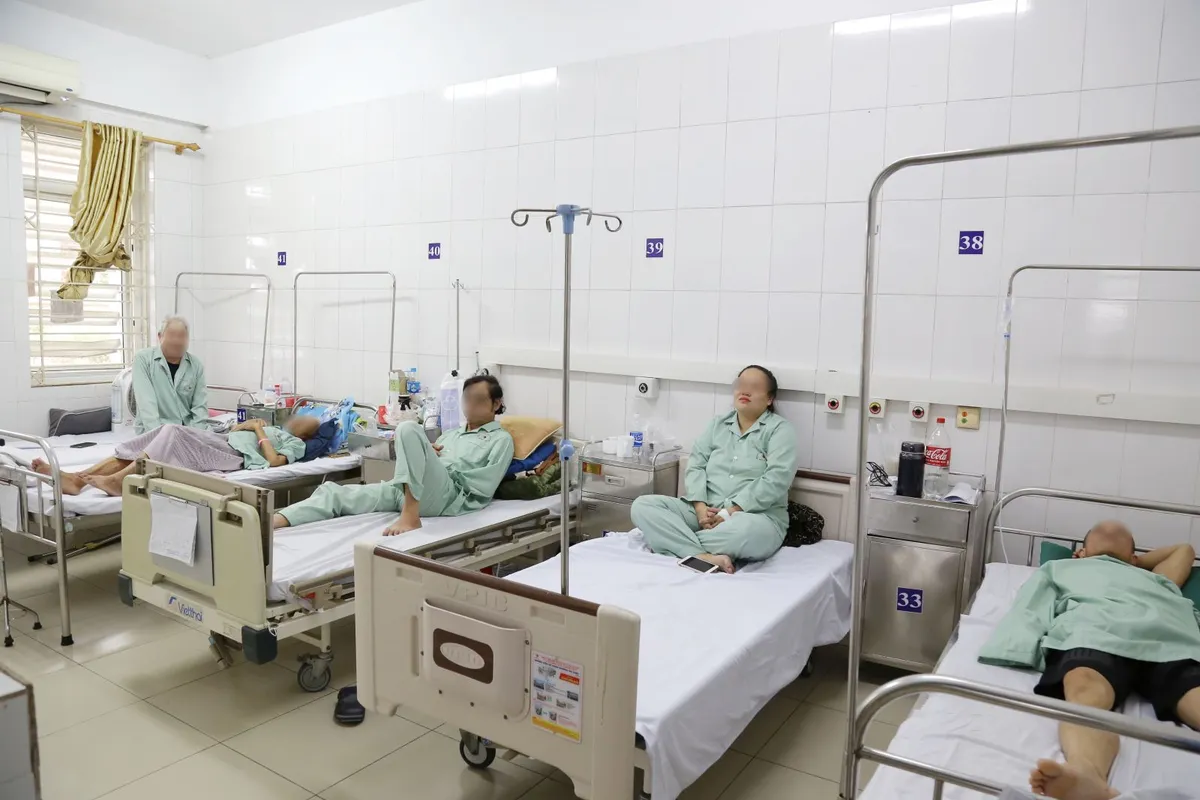 Dọn bùn, sình sau mưa bão, người đàn ông nhiễm vi khuẩn ăn thịt người - Ảnh 2. Dọn bùn, sình sau mưa bão, người đàn ông nhiễm vi khuẩn ăn thịt người - Ảnh 2.