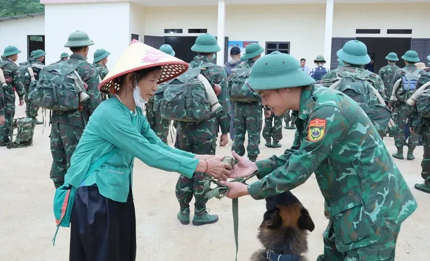 Xúc động ngày chia tay lực lượng quân đội tìm kiếm ở Làng Nủ - Ảnh 1.