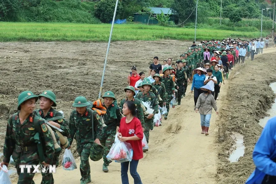 Xúc động ngày chia tay lực lượng quân đội tìm kiếm ở Làng Nủ - Ảnh 5.