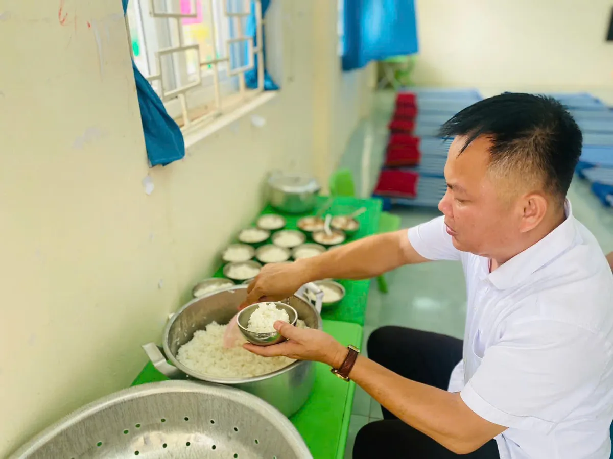 Những thầy gi&aacute;o mầm non v&ugrave;ng cao  &ldquo;5 trong 1&rdquo; trong mắt học sinh - Ảnh 2.