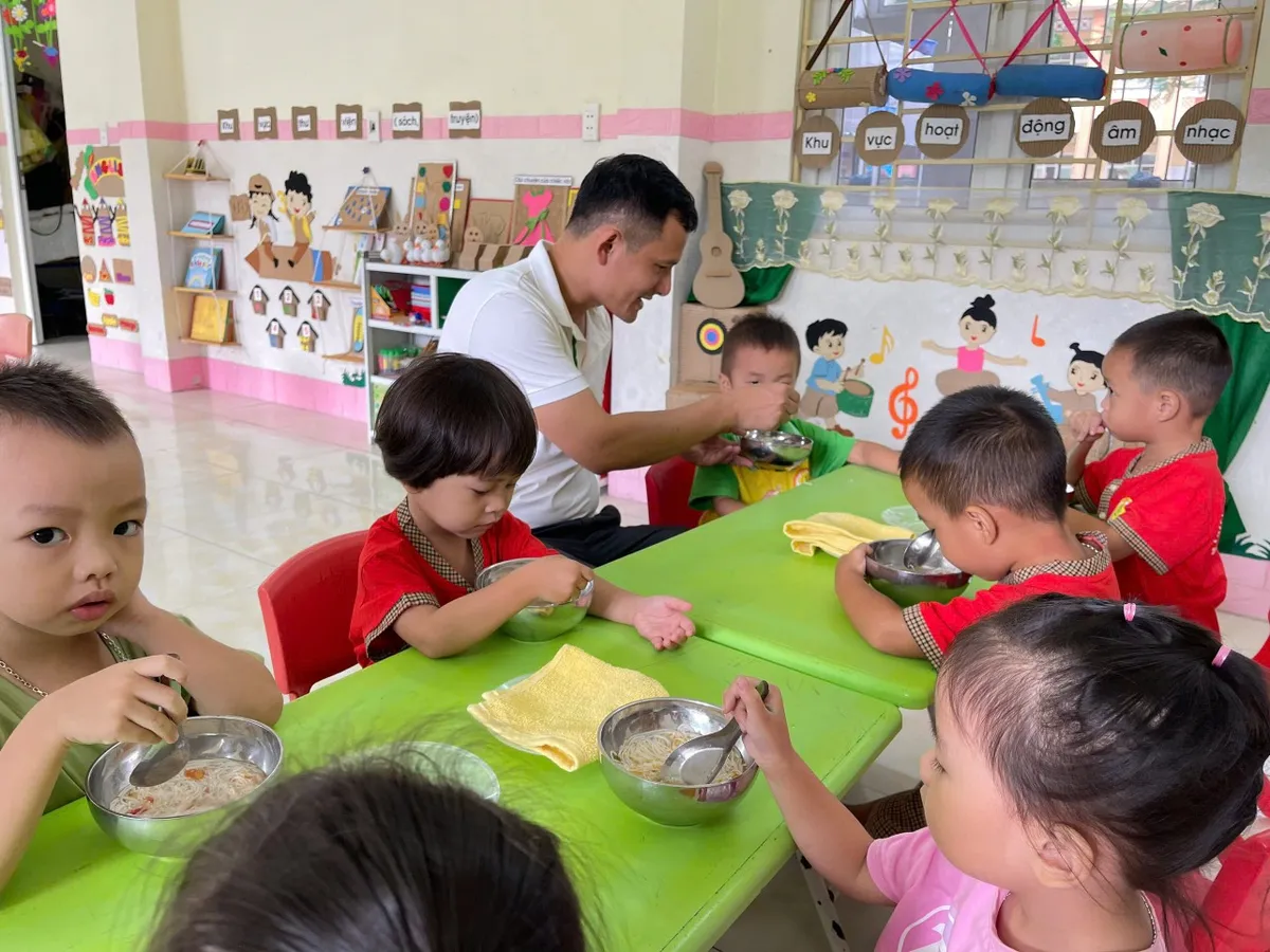 Những thầy gi&aacute;o mầm non v&ugrave;ng cao  &ldquo;5 trong 1&rdquo; trong mắt học sinh - Ảnh 4.