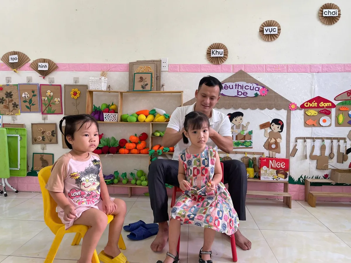 Những thầy gi&aacute;o mầm non v&ugrave;ng cao  &ldquo;5 trong 1&rdquo; trong mắt học sinh - Ảnh 3.