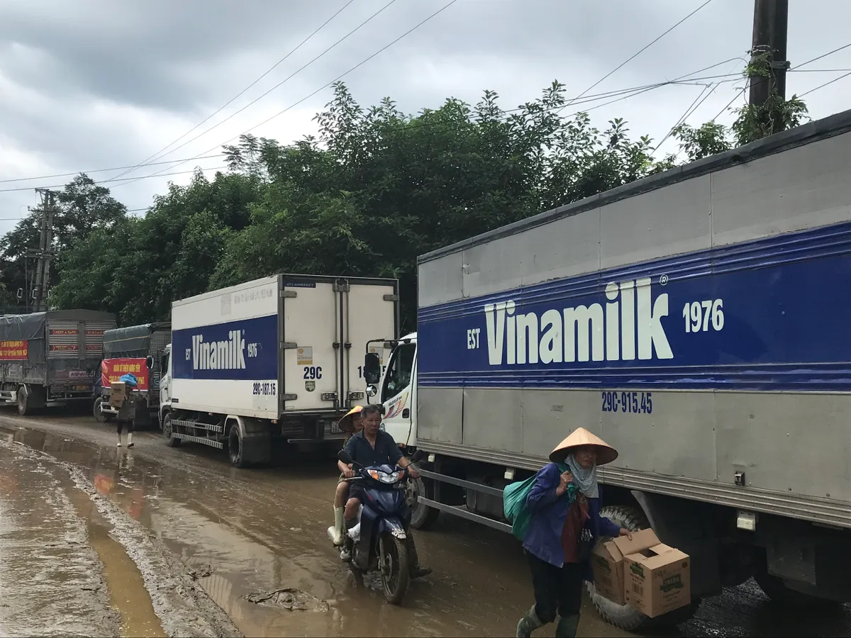 Nỗ lực khắc phục hậu quả, ổn định đời sống tại c&aacute;c v&ugrave;ng b&atilde;o lũ - Ảnh 3.