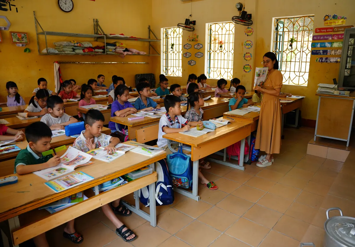 Nỗ lực khắc phục hậu quả, ổn định đời sống tại c&aacute;c v&ugrave;ng b&atilde;o lũ - Ảnh 4.