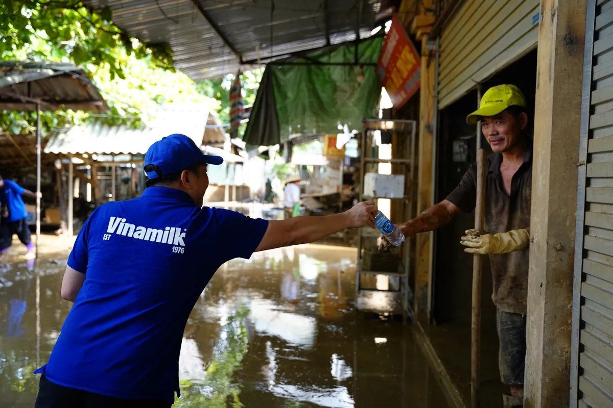 Nỗ lực khắc phục hậu quả, ổn định đời sống tại c&aacute;c v&ugrave;ng b&atilde;o lũ - Ảnh 9.