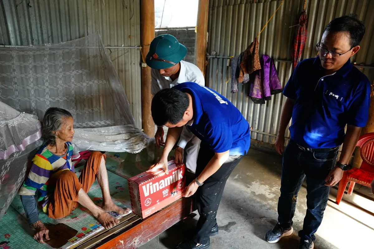 Nỗ lực khắc phục hậu quả, ổn định đời sống tại c&aacute;c v&ugrave;ng b&atilde;o lũ - Ảnh 12.