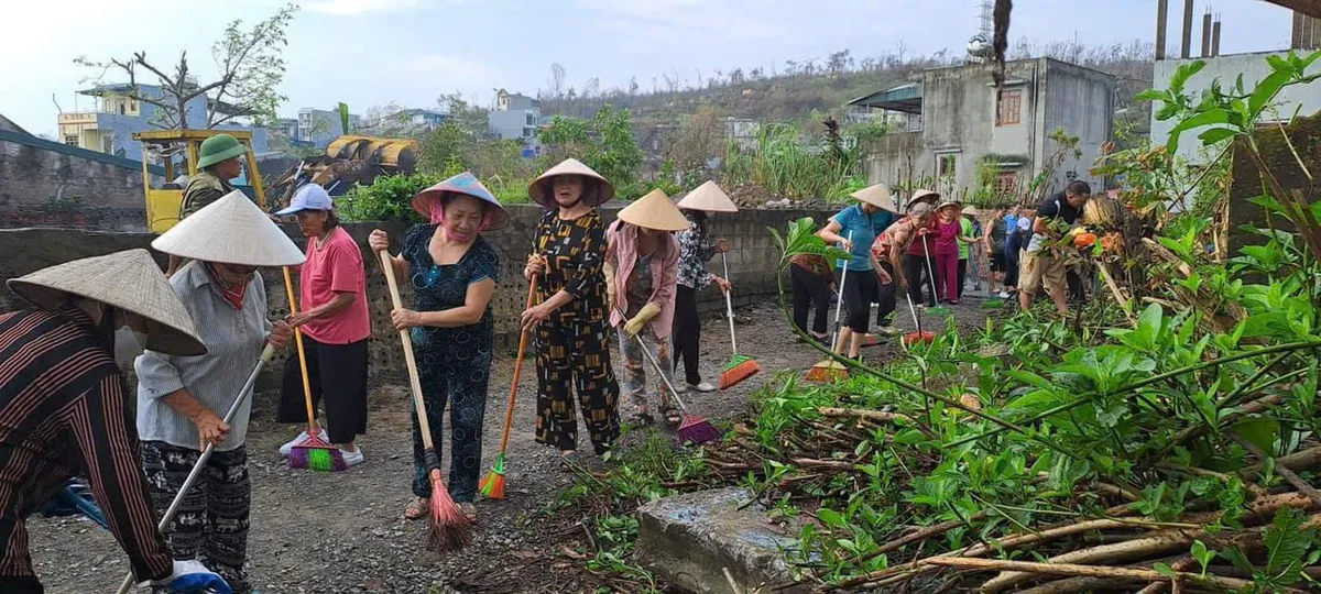 15000 phụ nữ TP Hạ Long tham gia dọn dẹp môi trường sau bão số 3 - Ảnh 7.