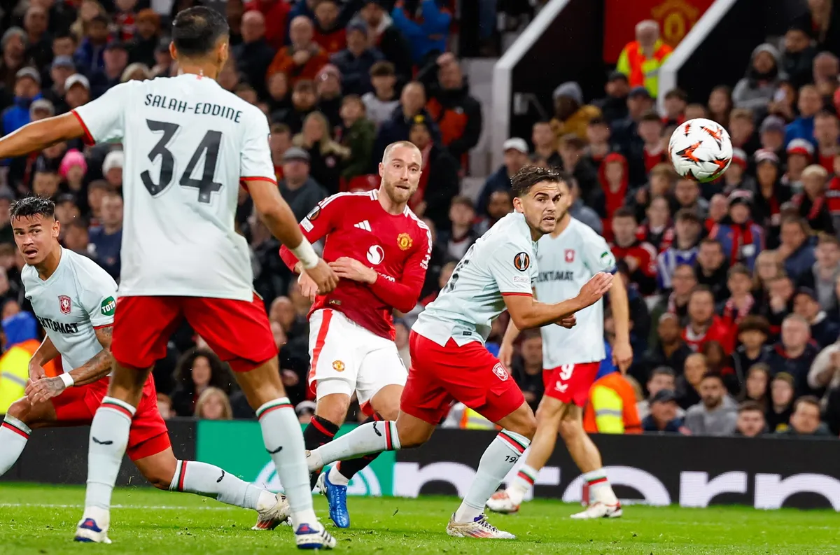 Europa League: Manchester United bị đội hạng 4 H&agrave; Lan cầm h&ograve;a tại Old Trafford - Ảnh 1.