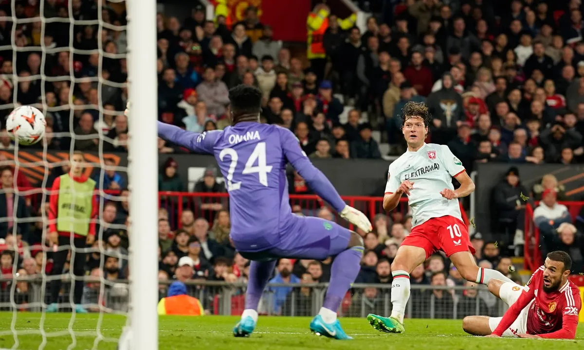Europa League: Manchester United bị đội hạng 4 H&agrave; Lan cầm h&ograve;a tại Old Trafford - Ảnh 2.