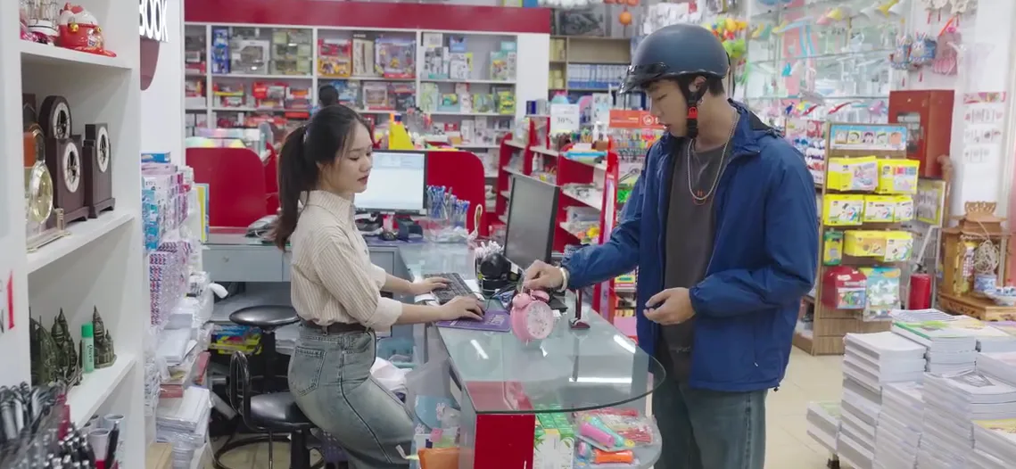 Đi giữa trời rực rỡ - Tập 42: Mới đi l&agrave;m c&oacute; tiền, Chải đ&atilde; mua qu&agrave; tặng Pu - Ảnh 1.