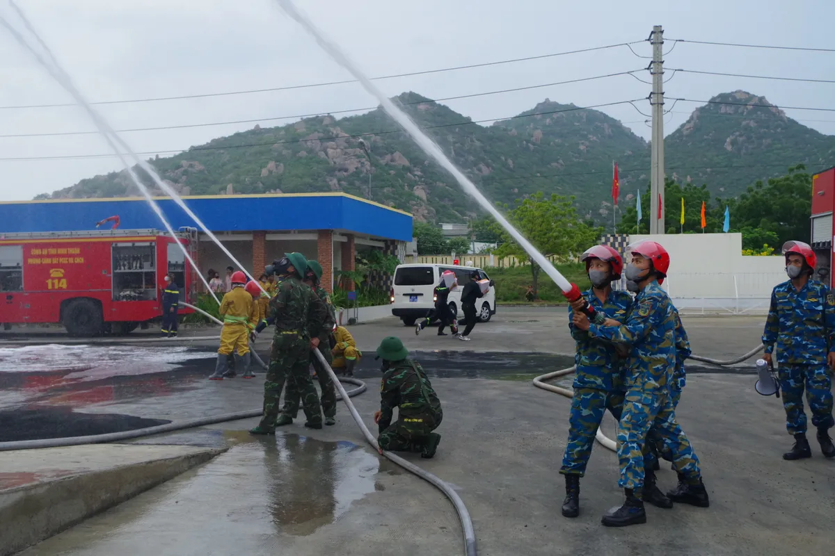 Ninh Thuận: Hàng trăm người tham gia diễn tập phòng cháy cấp tỉnh năm 2024 - Ảnh 1.