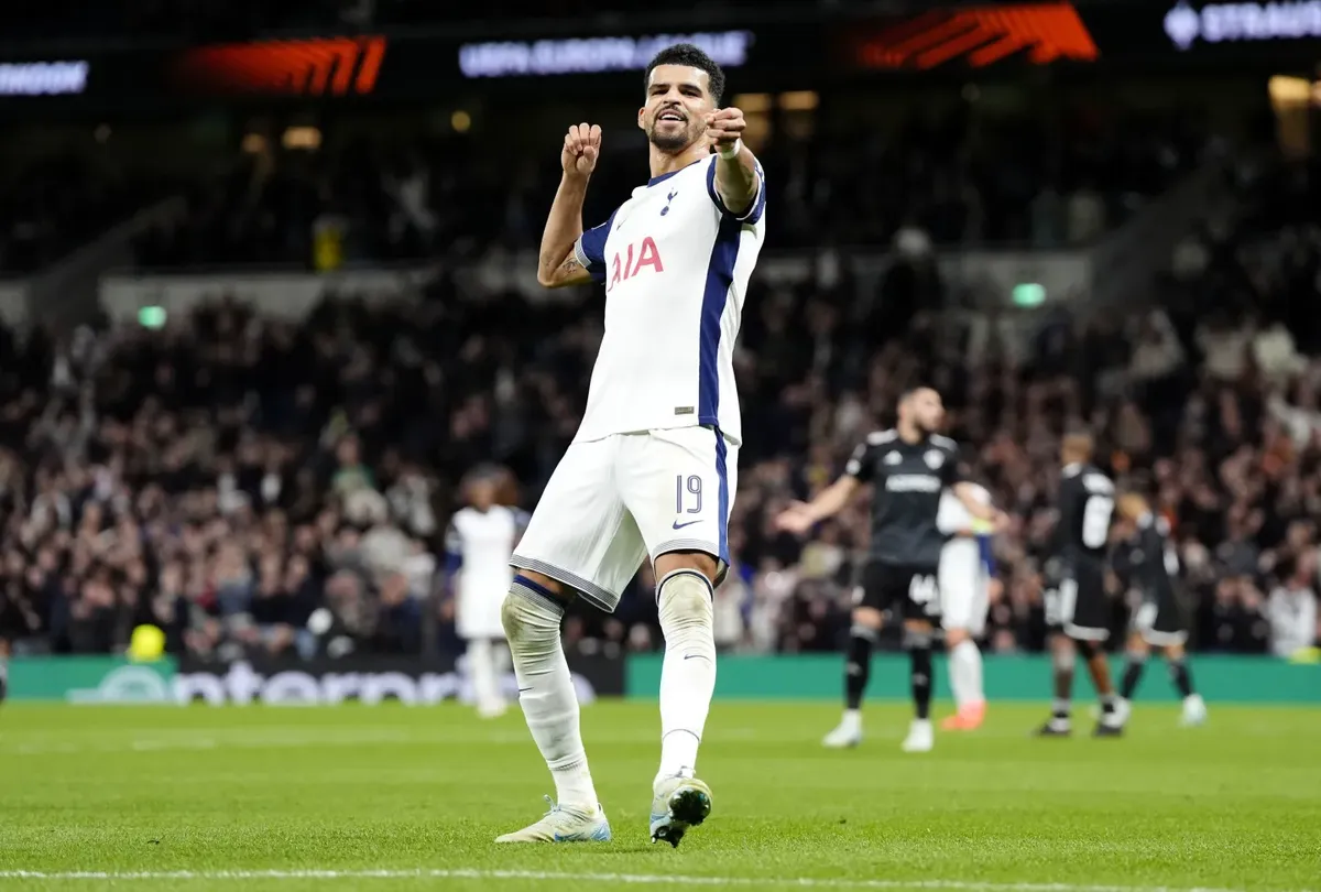 Ph&eacute;p m&agrave;u từ HLV Ange Postecoglou! - Ảnh 1.