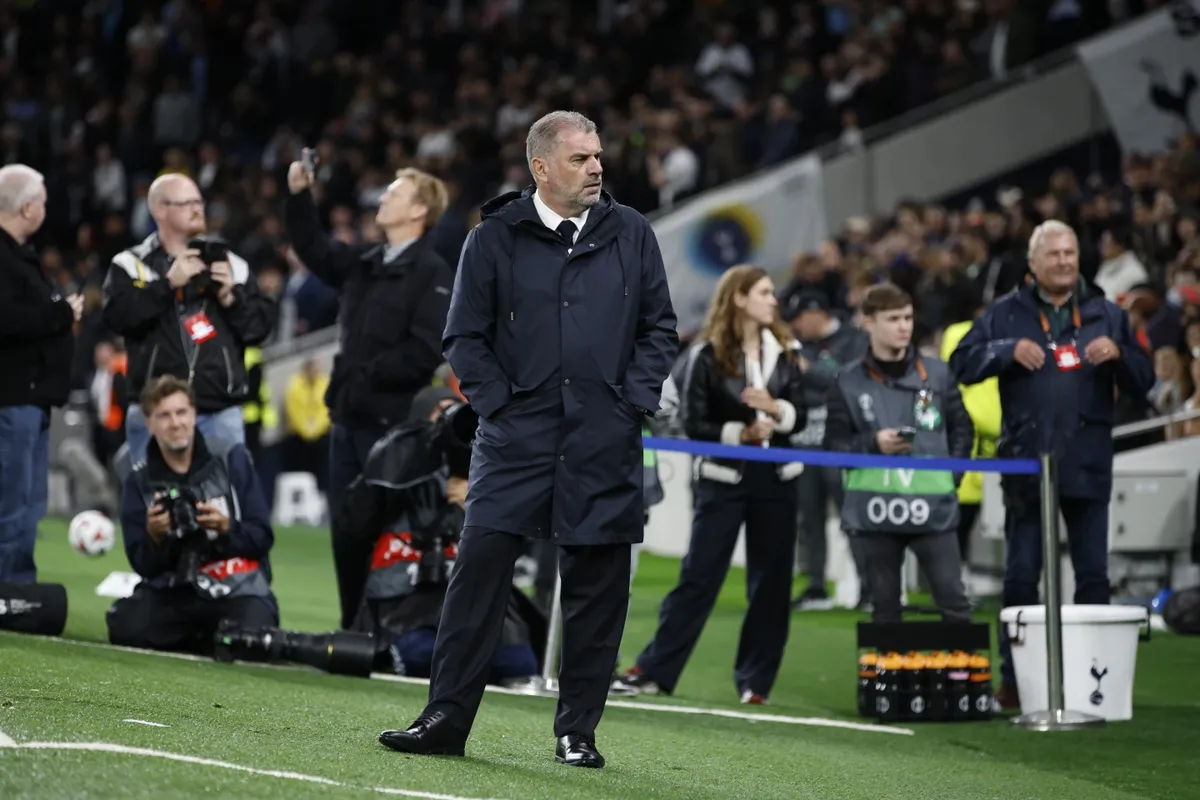 Ph&eacute;p m&agrave;u từ HLV Ange Postecoglou! - Ảnh 2.