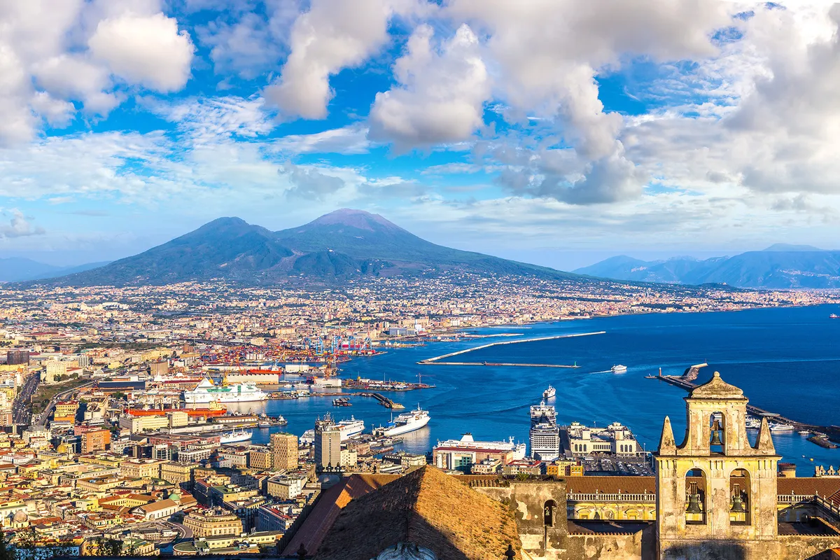 Cuộc sống sầm uất dưới chân núi lửa Vesuvius ở Italy - Ảnh 1.