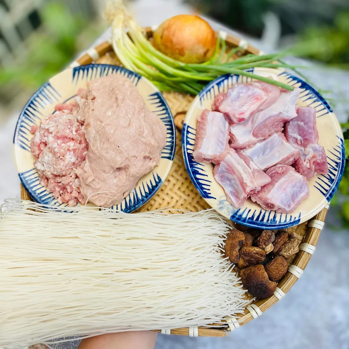 Bữa s&aacute;ng nhanh gọn với m&oacute;n b&uacute;n sườn mọc tại nh&agrave; - Ảnh 1.