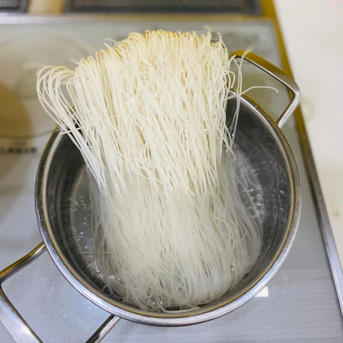 Bữa s&aacute;ng nhanh gọn với m&oacute;n b&uacute;n sườn mọc tại nh&agrave; - Ảnh 4.