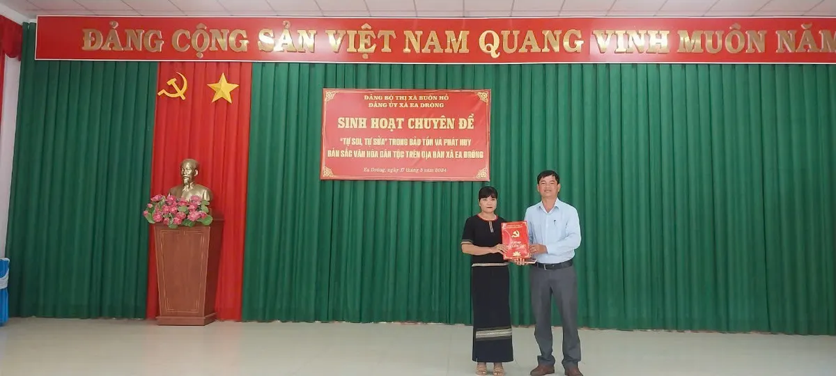 Sổ tiết kiệm Búa liềm vàng giúp đảng viên có hoàn cảnh khó khăn - Ảnh 3.