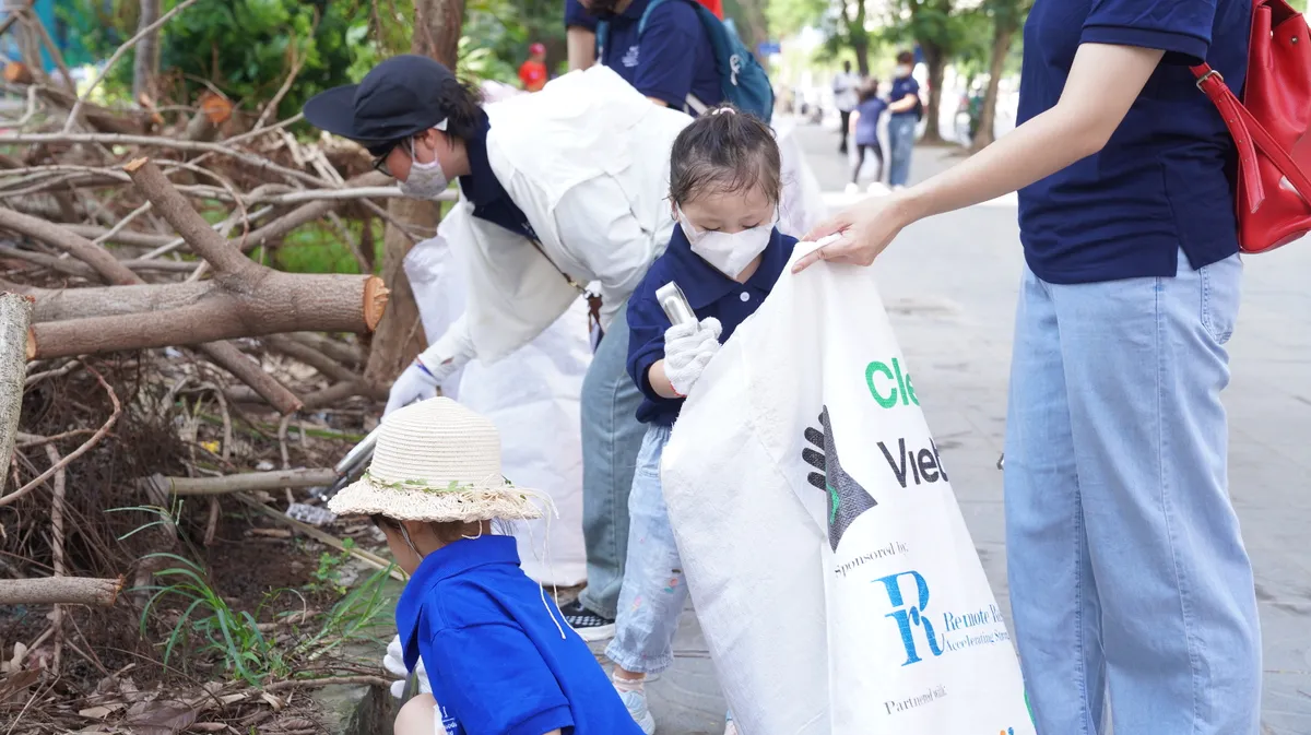 910kg rác được thu gom trong “World Cleanup Day 2024 - Ngày hội Dọn rác tại Hà Nội” - Ảnh 2.