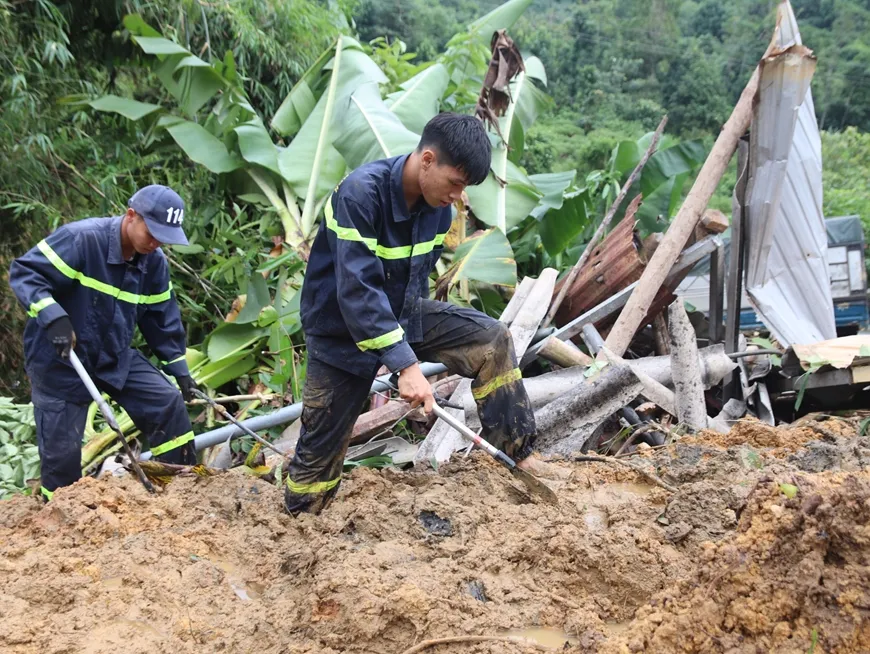 Vụ sạt lở ở Hà Giang: Ưu tiên tìm người mất tích, cứu người bị thương - Ảnh 1.