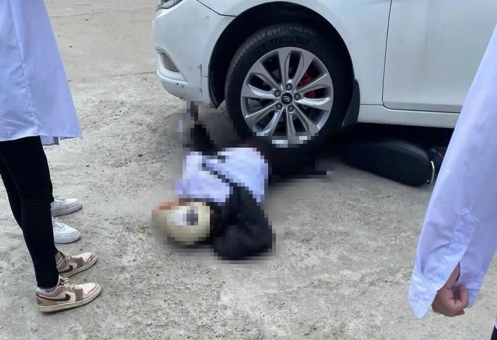 Xe &ocirc; t&ocirc; của phụ huynh va chạm với học sinh trong s&acirc;n trường - Ảnh 1.