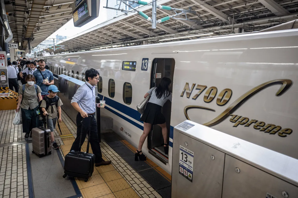 Tàu cao tốc Shinkansen tròn 60 năm đưa vào hoạt động - Ảnh 1.