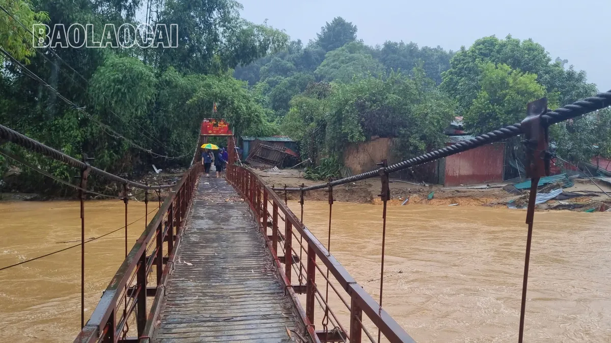 Nước sông Hồng lên nhanh gây ngập úng ở Lào Cai - Ảnh 4.