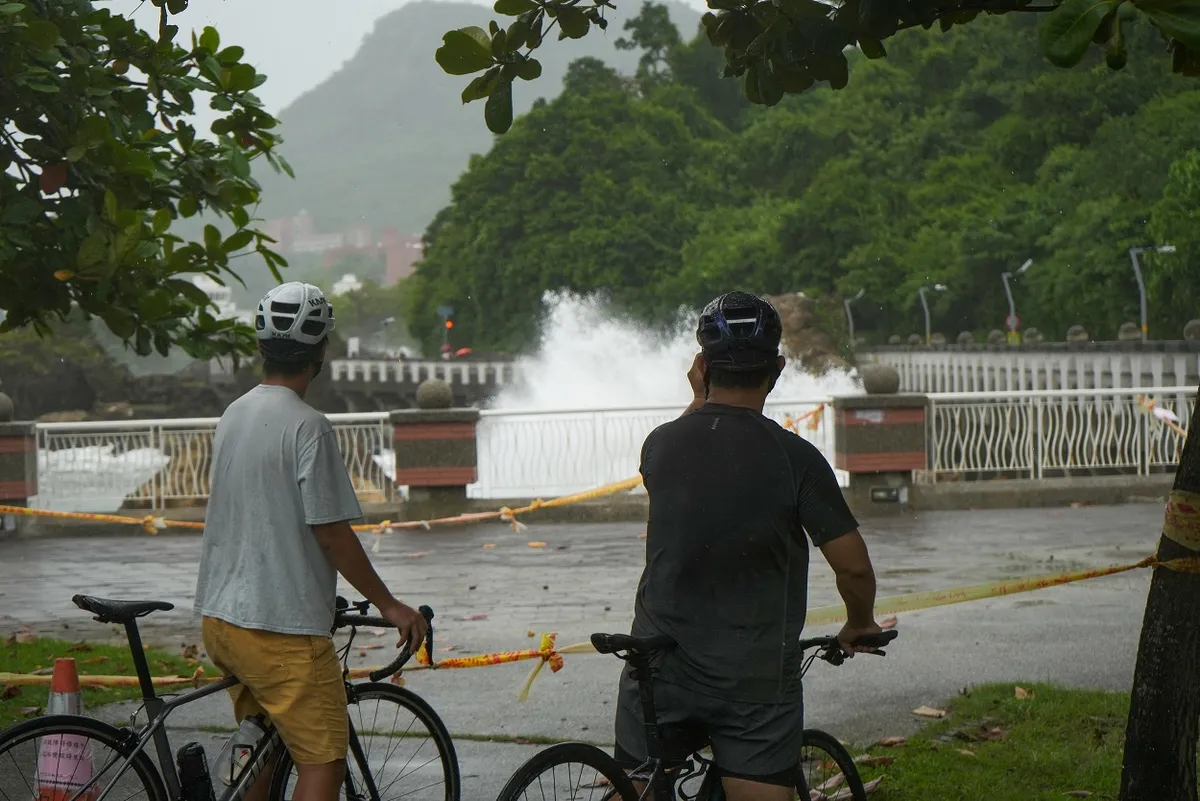 Nhiều nước châu Á chuẩn bị ứng phó bão Krathon - Ảnh 1.