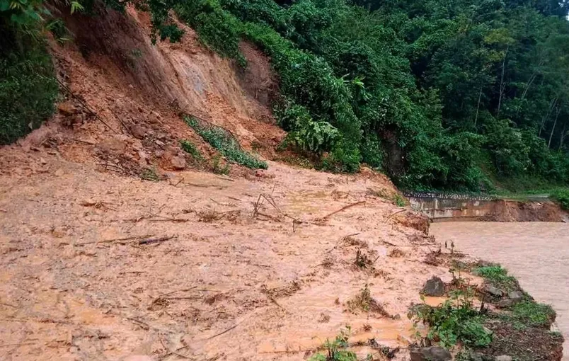 Nghệ An: Lũ quét trong đêm khiến 4 bản bị cô lập, trường học ngập bùn đất - Ảnh 1.