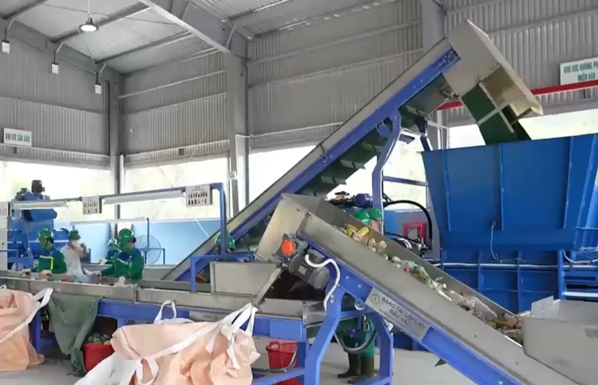 H&agrave;nh tr&igrave;nh đưa r&aacute;c về bờ, l&agrave;m sạch biển của những ngư d&acirc;n - Ảnh 1.