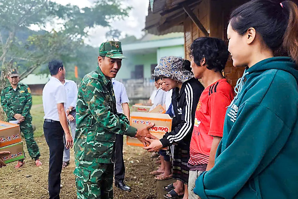 Xuất hiện nhiều vết nứt trên đồi, Quảng Nam di dời khẩn cấp nhiều hộ dân - Ảnh 3.