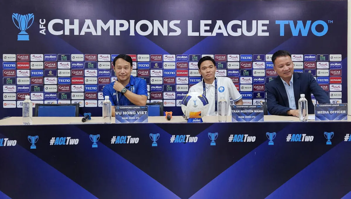 HLV Vũ Hồng Việt muốn c&ugrave;ng CLB Nam Định gi&agrave;nh chiến thắng trước đồng đội cũ Totchtawan Sripan  - Ảnh 1.