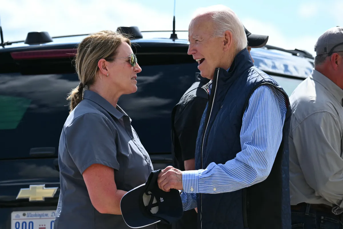 Ông Biden, bà Harris thị sát thiệt hại do bão Helene ở một số bang - Ảnh 5.