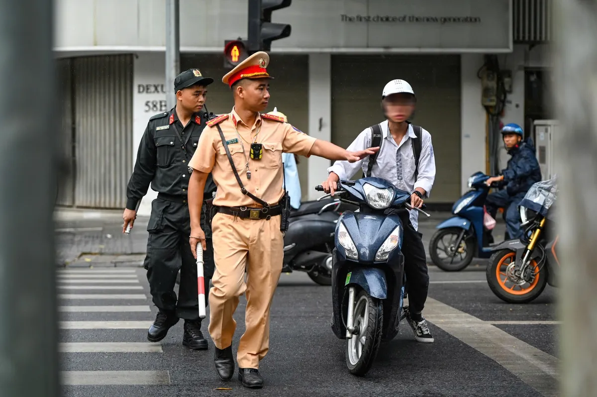 Nhiều thanh thiếu niên không đội mũ bảo hiểm, điều khiển xe trên 50 phân khối - Ảnh 1.