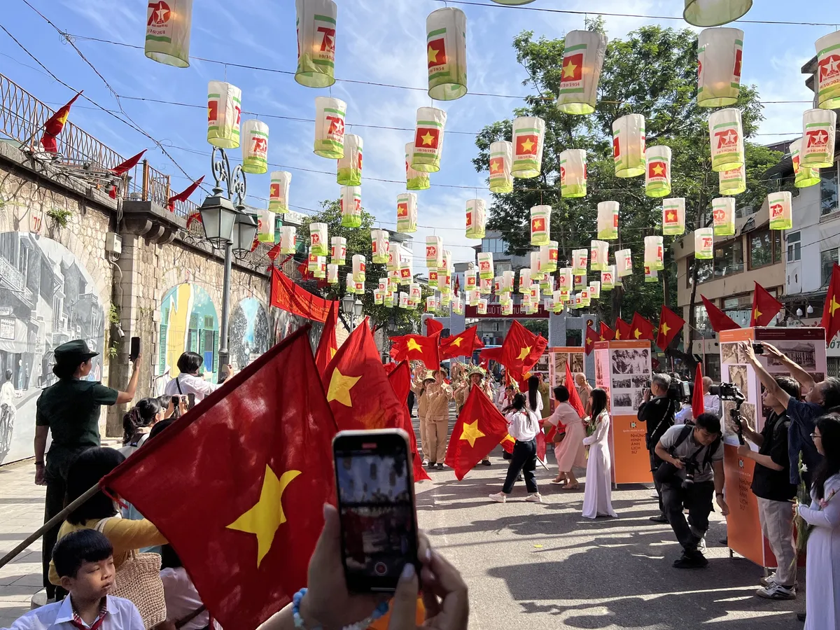 Không gian Ký ức Hà Nội - 70 năm tái hiện mùa thu 1954 lịch sử - Ảnh 1.