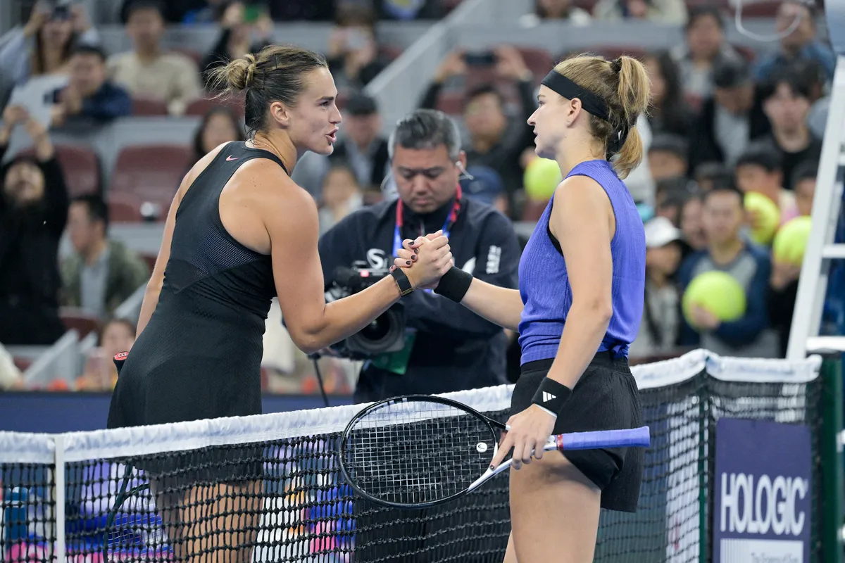Hạ Aryna Sabalenka, Karolina Muchova v&agrave;o b&aacute;n kết đơn nữ Trung Quốc mở rộng - Ảnh 1.
