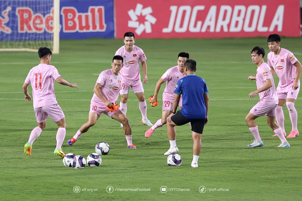 ĐT Việt Nam bước v&agrave;o buổi tập đầu ti&ecirc;n, chuẩn bị cho trận so t&agrave;i với ĐT Ấn Độ - Ảnh 3.