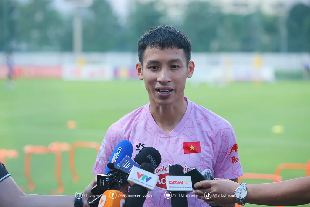 ĐT Việt Nam bước v&agrave;o buổi tập đầu ti&ecirc;n, chuẩn bị cho trận so t&agrave;i với ĐT Ấn Độ - Ảnh 2.