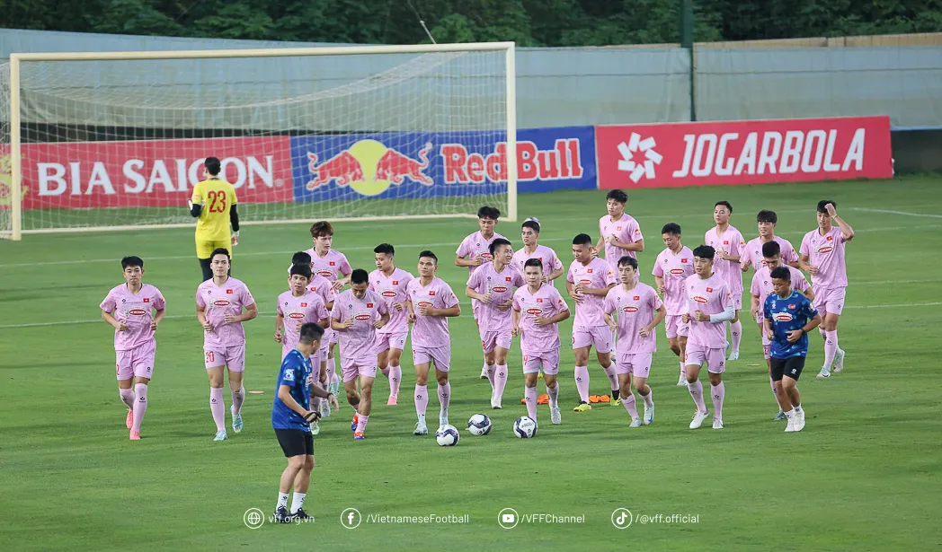ĐT Việt Nam bước v&agrave;o buổi tập đầu ti&ecirc;n, chuẩn bị cho trận so t&agrave;i với ĐT Ấn Độ - Ảnh 4.