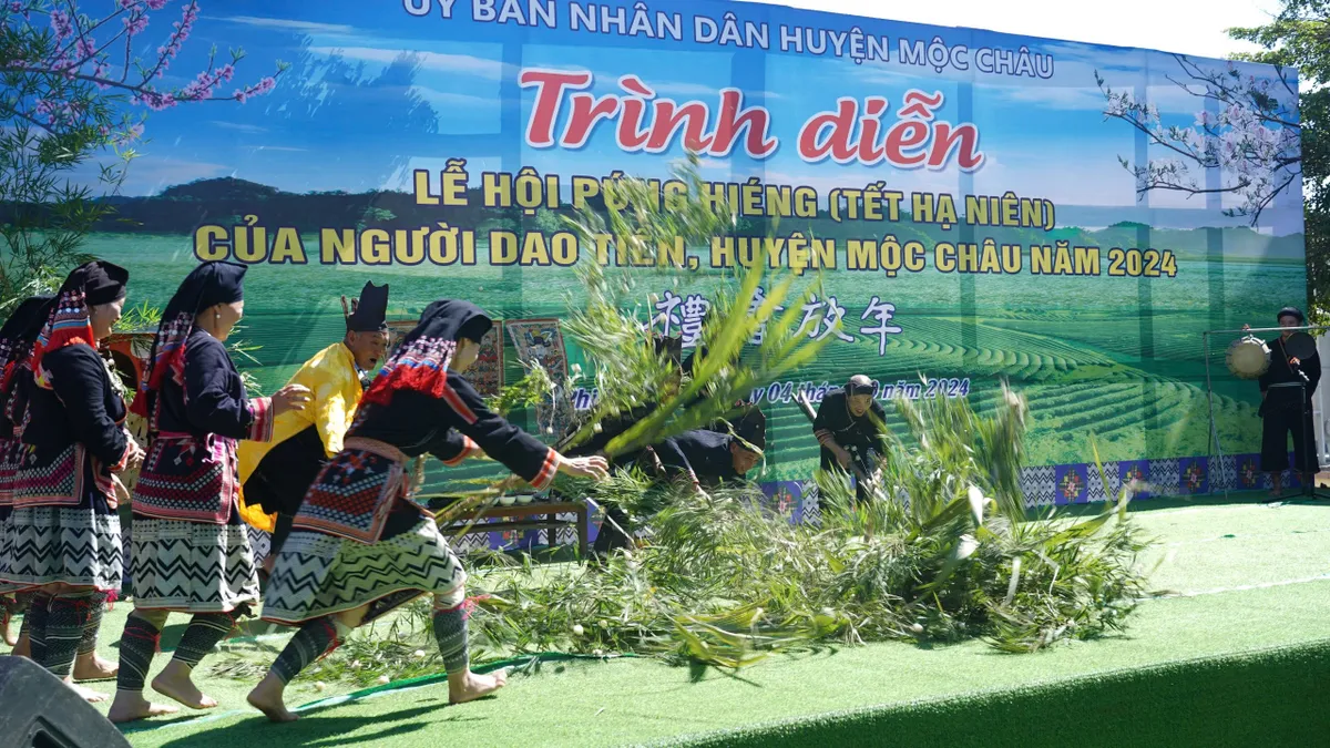 Mộc Châu: Trình diễn, tái hiện Lễ hội Púng Hiéng của người Dao Tiền - Ảnh 3.