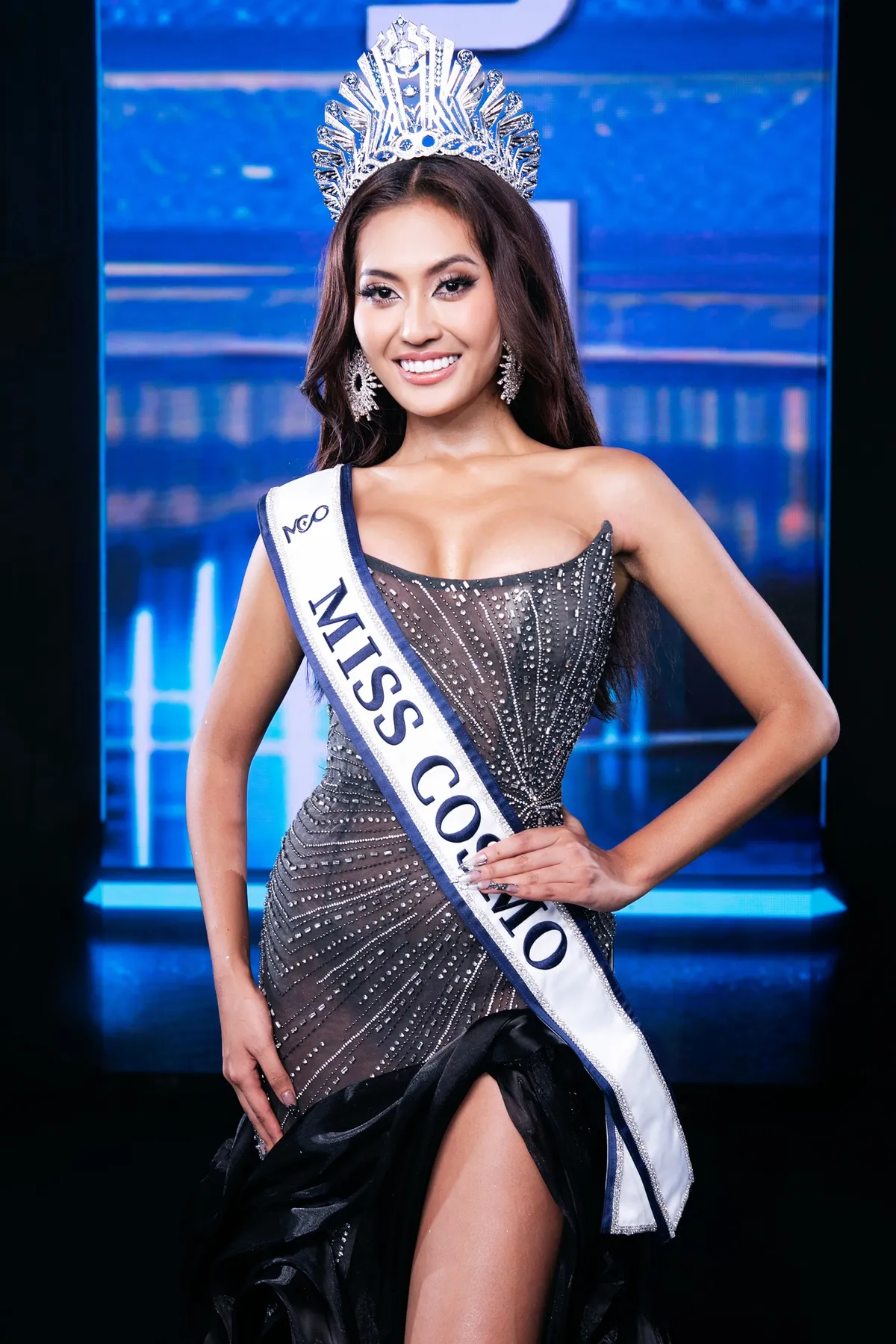 Người đẹp Indonesia đăng quang Miss Cosmo 2024 - Ảnh 1.