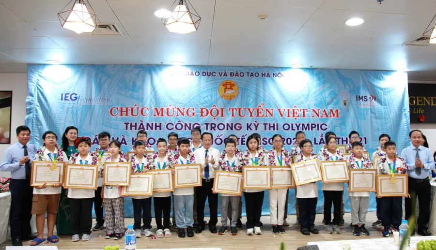 9 học sinh giành huy chương vàng Toán và Khoa học quốc tế  - Ảnh 1.